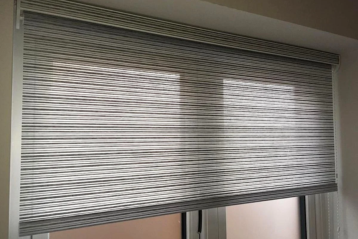 Screen fabric roller blind reducing glare while allowing natural daylight in a home office
